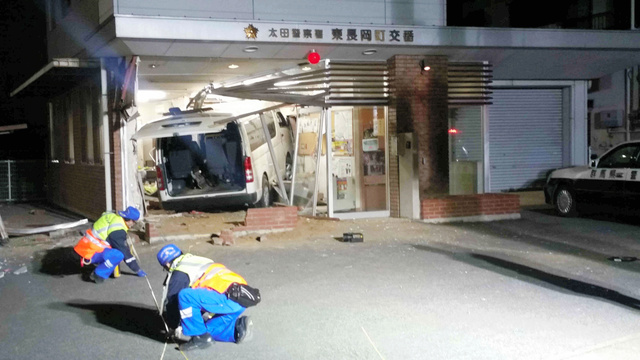 暴走する送迎者、交番に激突