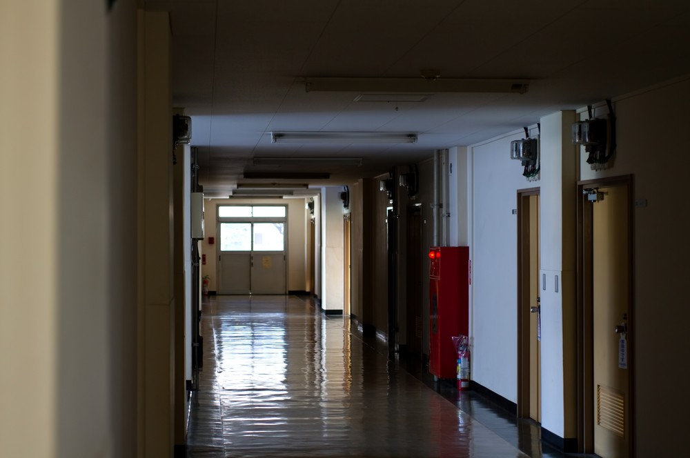 薄暗い廊下、減る介護学生