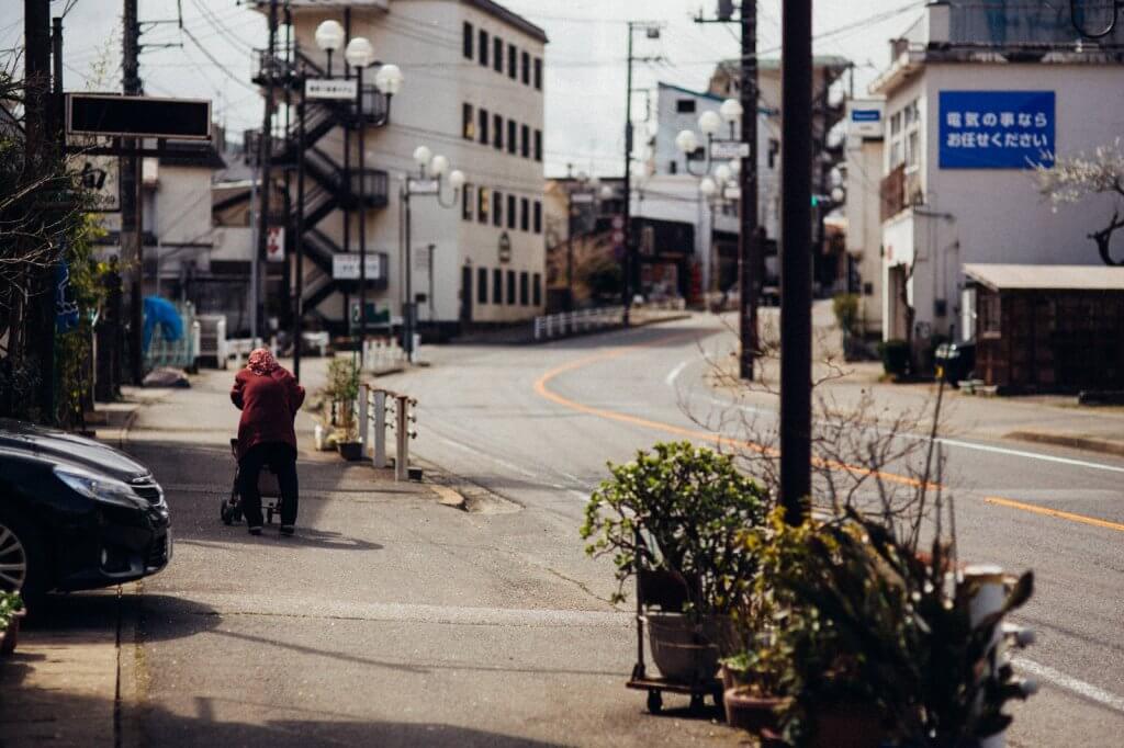 シルバーカーで歩く高齢者