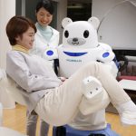 女性を抱き上げる介護ロボット（ロベア）